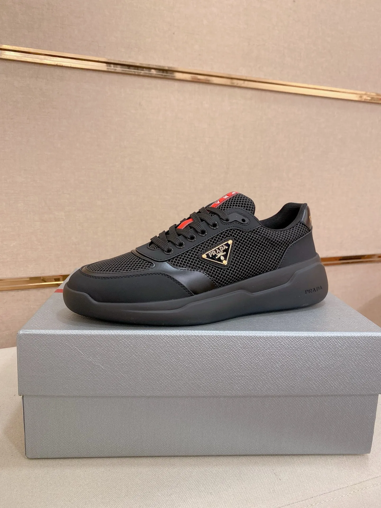 Men's shoes 💰 620💰 ✔️✔️✔️Higher version High-quality new PRADA (Prada) counters are launched simultaneously. The new men's shoes and 😘fabric are made of high-tech glue-making technology. Lining: Full cowhide lining. 👍🏿 High-end ☄️ Air-cushion molded anti-slip foam outsole, exquisite lines, simple and elegant, comfortable and high-end for leisure travel. Code number: 38 to 44 (45 can be customized and cannot be returned or exchanged)